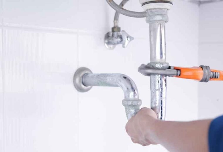 When to Call a Plumber vs DIY Fix: A Homeowner’s Guide