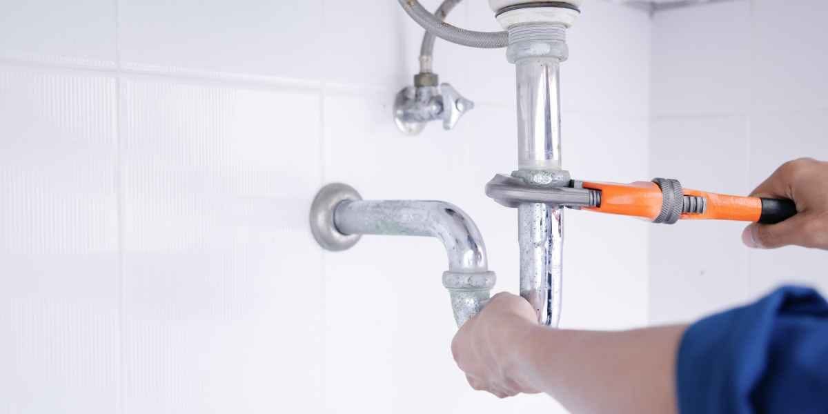 When to Call a Plumber vs DIY Fix: A Homeowner’s Guide