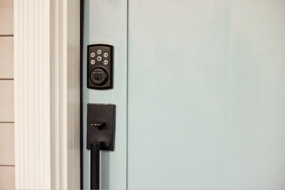 Smart Locks vs Traditional Locks: Which One Is Right for Your Home?